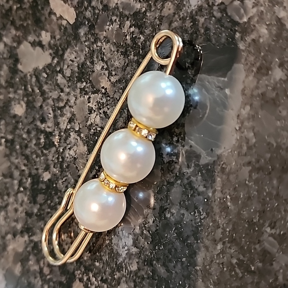 Pearl bridal pin with gold and rhinestones